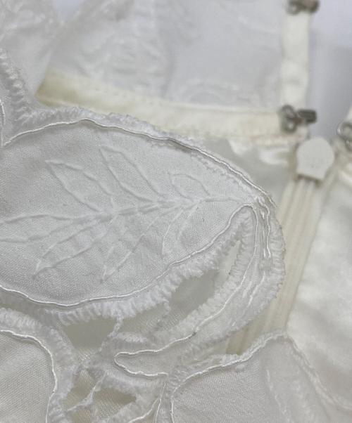 acka（エーシーケーエー）acka (エーシーケーエー) ノースリーブ・キャミソールワンピース ホワイト サイズ:SIZE 1の古着・服飾アイテム