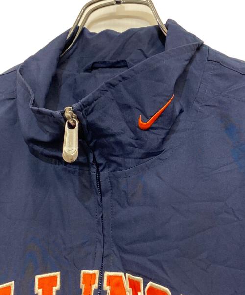 イリノイ大学（イリノイ）イリノイ大学 (イリノイ) NIKE TEAM (ナイキチーム) NCAA チームロゴジャケット ネイビー×オレンジロゴ サイズ:SIZE LL (US L)の古着・服飾アイテム