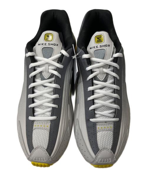 NIKE（ナイキ）NIKE (ナイキ) SHOX R4 SE VAST GREY/BRIGHT CITRON-LT GRAPHITE グレー×ホワイト サイズ:27cm 未使用品の古着・服飾アイテム