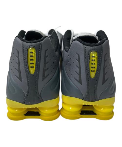 NIKE（ナイキ）NIKE (ナイキ) SHOX R4 SE VAST GREY/BRIGHT CITRON-LT GRAPHITE グレー×ホワイト サイズ:27cm 未使用品の古着・服飾アイテム