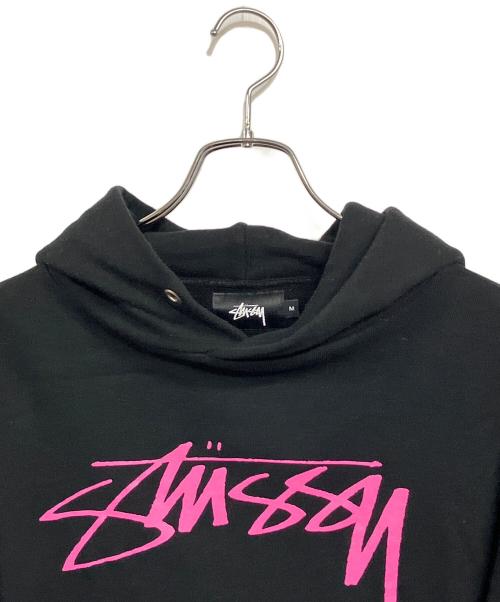 stussy（ステューシー）stussy (ステューシー) プルオーバーフーディ ブラック×ピンクロゴ サイズ:Mの古着・服飾アイテム