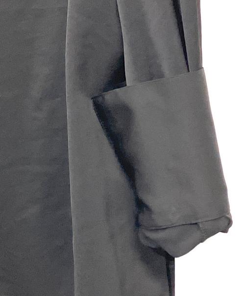 Spick and Span（スピック＆スパン）Spick and Span (スピック＆スパン) 24SS サテンタックスリーブパールボタンブラウス ブラック サイズ:SIZE Free 未使用品の古着・服飾アイテム