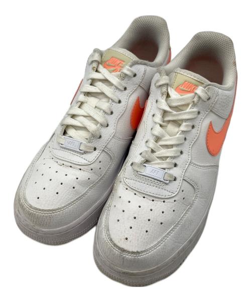 NIKE（ナイキ）NIKE (ナイキ) WMNS AIR FORCE 1 '07 ホワイト×サーモンピンク サイズ:SIZE 24.5cmの古着・服飾アイテム
