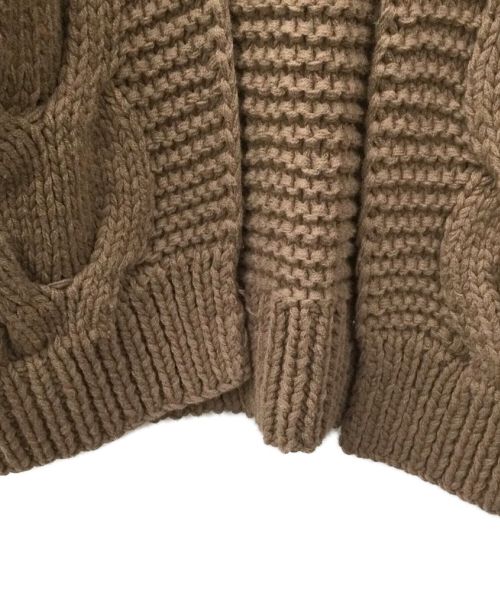 JUSGLITTY（ジャスグリッティー）JUSGLITTY (ジャスグリッティー) ケーブルゆるカーデ ブラウン サイズ:M 未使用品の古着・服飾アイテム