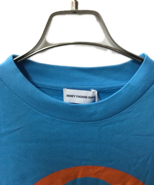 HONEY FUCKING DIJON（ハニーファッキングディジョン）HONEY FUCKING DIJON (ハニーファッキングディジョン) Tシャツ ブルー サイズ:L 未使用品の古着・服飾アイテム