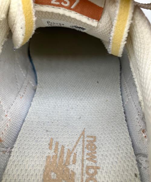 NEW BALANCE（ニューバランス）NEW BALANCE (ニューバランス) スニーカー　アイボリー×ブラウン アイボリー×ブラウン サイズ:26.5の古着・服飾アイテム