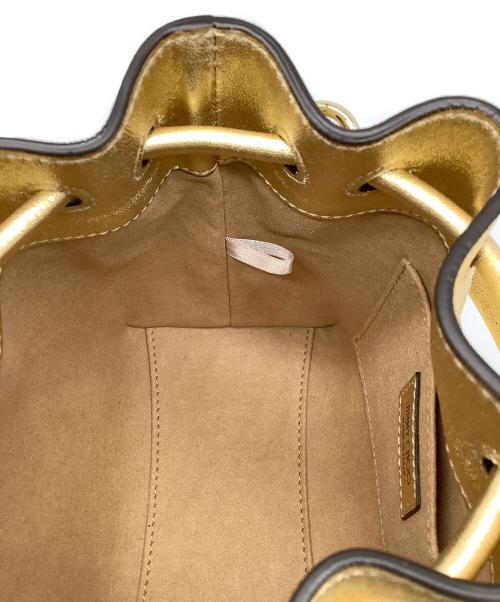 JIMMY CHOO（ジミーチュウ）JIMMY CHOO (ジミーチュウ) ボンボン バケットＳ ゴールドの古着・服飾アイテム