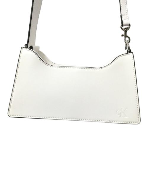 Calvin Klein（カルバンクライン）Calvin Klein (カルバンクライン) コンバーチブルショルダーバッグ ホワイトの古着・服飾アイテム
