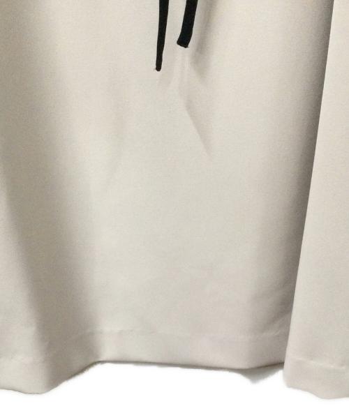 La TOTALITE（ラ ト―タリテ）La TOTALITE (ラ ト―タリテ) バイカラーパイピングワンピース アイボリー サイズ:38 未使用品の古着・服飾アイテム