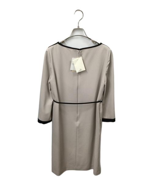 La TOTALITE（ラ ト―タリテ）La TOTALITE (ラ ト―タリテ) バイカラーパイピングワンピース アイボリー サイズ:38 未使用品の古着・服飾アイテム