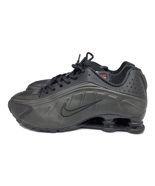 NIKE（ナイキ）NIKE (ナイキ) NIKE SHOX R4 BLACK/BLACK-BLACK-BRIGHT CRIMSON ブラック サイズ:27.5の古着・服飾アイテム