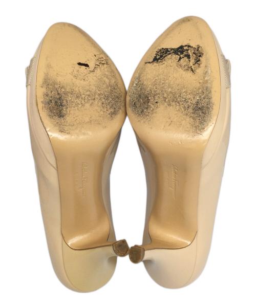 Salvatore Ferragamo（サルヴァトーレ フェラガモ）Salvatore Ferragamo (サルヴァトーレ フェラガモ) ヒールパンプス ベージュ サイズ:6Cの古着・服飾アイテム