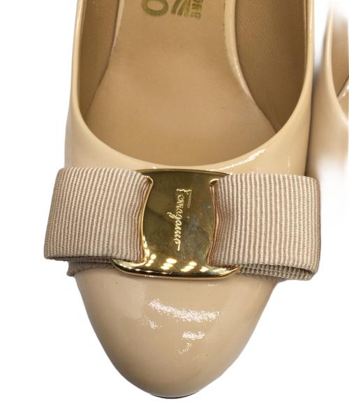 Salvatore Ferragamo（サルヴァトーレ フェラガモ）Salvatore Ferragamo (サルヴァトーレ フェラガモ) ヒールパンプス ベージュ サイズ:6Cの古着・服飾アイテム