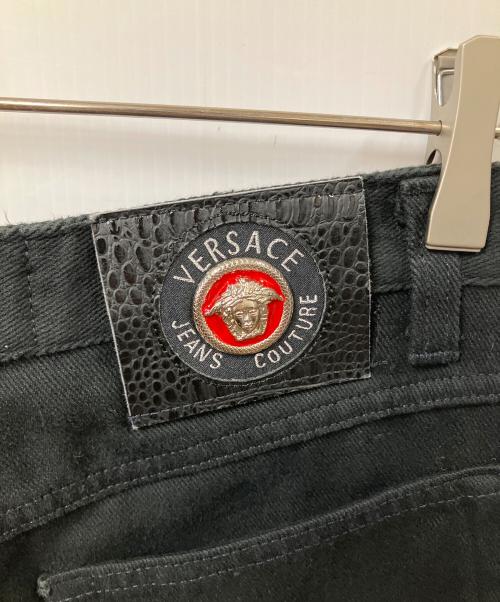 VERSACE（ヴェルサーチェ）VERSACE (ヴェルサーチェ) テーパードロゴデニムパンツ ブラック サイズ:不明の古着・服飾アイテム