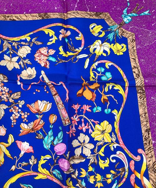 HERMES（エルメス）HERMES (エルメス) カレ90 Pierres d'Orient et d'Occident ネイビー×パープルの古着・服飾アイテム