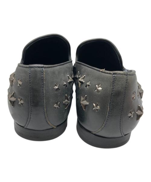 JIMMY CHOO（ジミーチュウ）JIMMY CHOO (ジミーチュウ) スタースタッズ フラットシューズ ブラック サイズ:43の古着・服飾アイテム