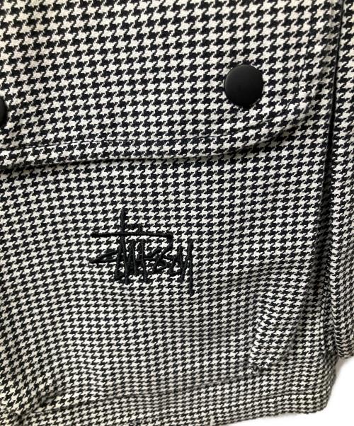 stussy（ステューシー）stussy (ステューシー) HOUNDSTOOTH WORK VEST ホワイト×ブラック サイズ:S 未使用品の古着・服飾アイテム