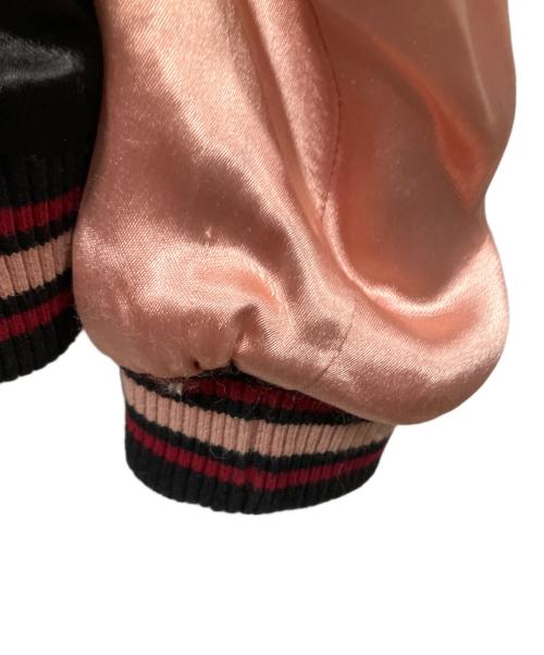 花旅楽団（ハナタビガクダン）花旅楽団 (ハナタビガクダン) 桜と鯉刺繍スカジャン ピンク×ブラック サイズ:Mの古着・服飾アイテム