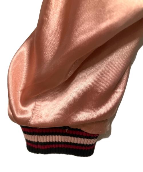 花旅楽団（ハナタビガクダン）花旅楽団 (ハナタビガクダン) 桜と鯉刺繍スカジャン ピンク×ブラック サイズ:Mの古着・服飾アイテム