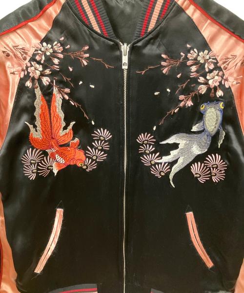 花旅楽団（ハナタビガクダン）花旅楽団 (ハナタビガクダン) 桜と鯉刺繍スカジャン ピンク×ブラック サイズ:Mの古着・服飾アイテム