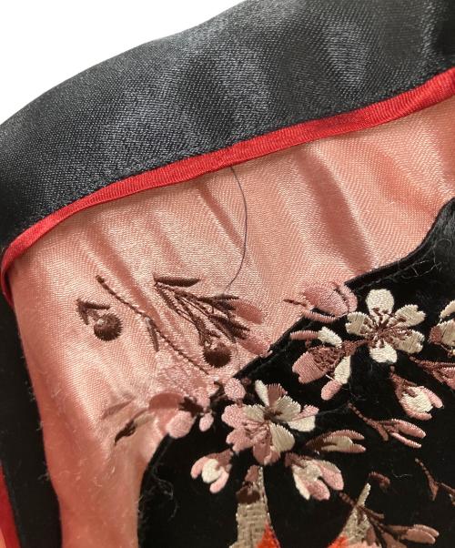 花旅楽団（ハナタビガクダン）花旅楽団 (ハナタビガクダン) 桜と鯉刺繍スカジャン ピンク×ブラック サイズ:Mの古着・服飾アイテム