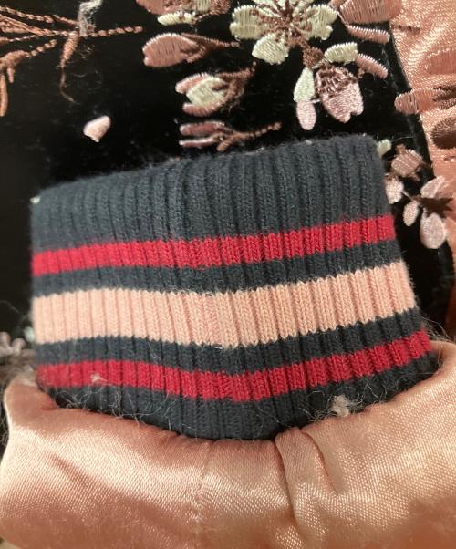 花旅楽団（ハナタビガクダン）花旅楽団 (ハナタビガクダン) 桜と鯉刺繍スカジャン ピンク×ブラック サイズ:Mの古着・服飾アイテム