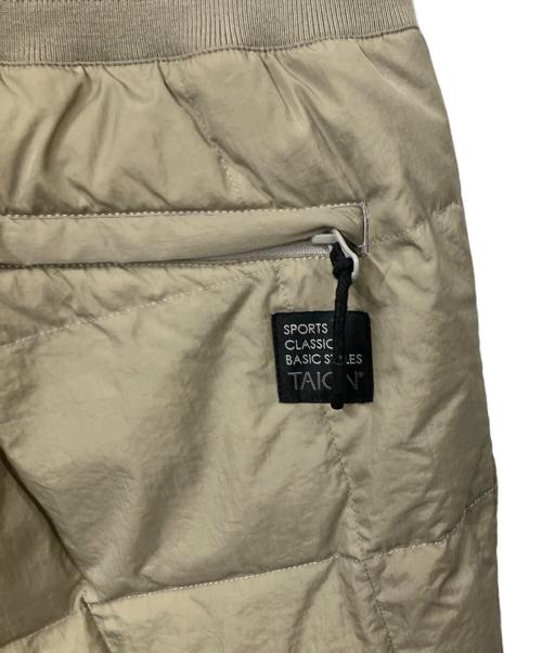 TAION（タイオン）TAION (タイオン) PGC SC TRACK DOWN PANTS サンドグレー サイズ:Mの古着・服飾アイテム