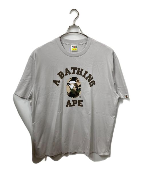 A BATHING APE（アベイシングエイプ）A BATHING APE (ア ベイシング エイプ) CAMO COLLEGE TEE グレー サイズ:2XLの古着・服飾アイテム