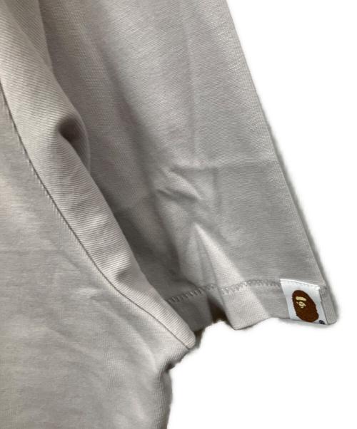 A BATHING APE（アベイシングエイプ）A BATHING APE (ア ベイシング エイプ) CAMO COLLEGE TEE グレー サイズ:2XLの古着・服飾アイテム