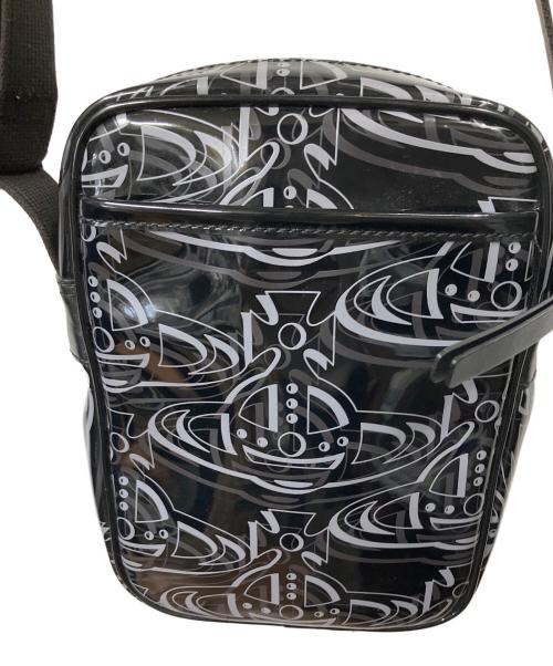 Vivienne Westwood（ヴィヴィアンウエストウッド）Vivienne Westwood (ヴィヴィアンウエストウッド) ロゴエナメルショルダーバッグ ブラック ブラックの古着・服飾アイテム