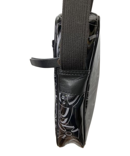 Vivienne Westwood（ヴィヴィアンウエストウッド）Vivienne Westwood (ヴィヴィアンウエストウッド) ロゴエナメルショルダーバッグ ブラック ブラックの古着・服飾アイテム