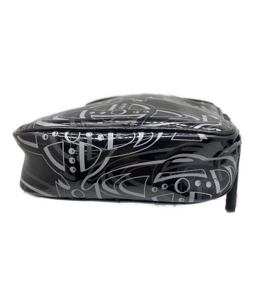 Vivienne Westwood（ヴィヴィアンウエストウッド）Vivienne Westwood (ヴィヴィアンウエストウッド) ロゴエナメルショルダーバッグ ブラック ブラックの古着・服飾アイテム