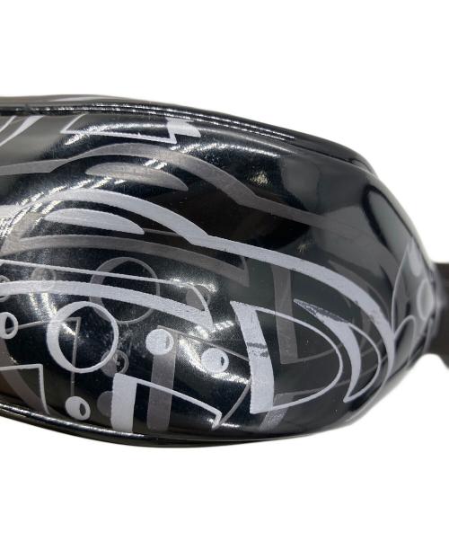 Vivienne Westwood（ヴィヴィアンウエストウッド）Vivienne Westwood (ヴィヴィアンウエストウッド) ロゴエナメルショルダーバッグ ブラック ブラックの古着・服飾アイテム