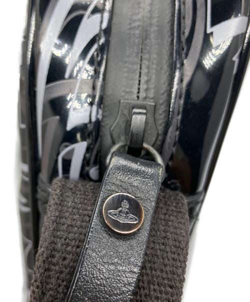 Vivienne Westwood（ヴィヴィアンウエストウッド）Vivienne Westwood (ヴィヴィアンウエストウッド) ロゴエナメルショルダーバッグ ブラック ブラックの古着・服飾アイテム