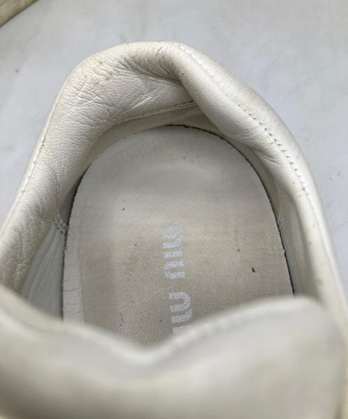 MIU MIU（ミュウミュウ）MIU MIU (ミュウミュウ) グリッターライン スニーカー ホワイト×グレー サイズ:36の古着・服飾アイテム