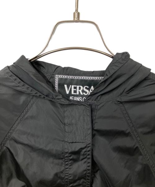 VERSACE JEANS COUTURE（ヴェルサーチ ジーンズクチュール）VERSACE JEANS COUTURE (ヴェルサーチ ジーンズクチュール) ナイロンジップフーディ ブラック サイズ:Mの古着・服飾アイテム