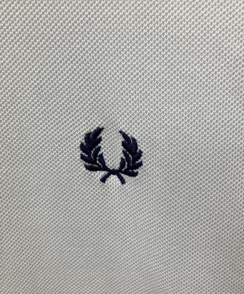 FRED PERRY（フレッドペリー）FRED PERRY (フレッドペリー) 別注 COOLMAX(R) 鹿の子 ワンポイント ロゴ Tシャツ 25SS ホワイト サイズ:XLの古着・服飾アイテム