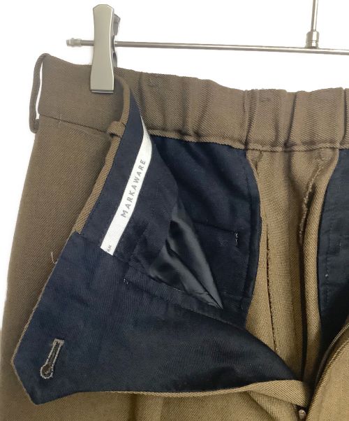 MARKWARE（マーカウェア）MARKWARE (マーカウェア) テーパードタックパンツ ブラウン サイズ:Mの古着・服飾アイテム