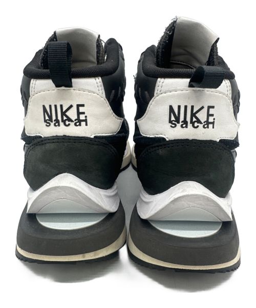 NIKE（ナイキ）NIKE sacai (サカイ) Jean Paul GAULTIER (ジャンポールゴルチェ) Vaporwaffle Mix ブラック×ホワイト サイズ:UK9.5、EUR44.5、cm28.5、BR42.5、CN285(2.5)の古着・服飾アイテム