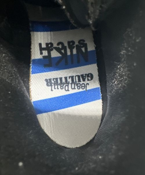 NIKE（ナイキ）NIKE sacai (サカイ) Jean Paul GAULTIER (ジャンポールゴルチェ) Vaporwaffle Mix ブラック×ホワイト サイズ:UK9.5、EUR44.5、cm28.5、BR42.5、CN285(2.5)の古着・服飾アイテム