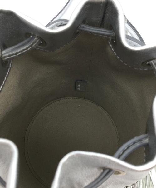 J&M DAVIDSON（ジェイ＆エム デヴィッドソン）J&M DAVIDSON (ジェイ＆エム デヴィッドソン) フリンジ巾着ショルダーバッグ シルバーの古着・服飾アイテム