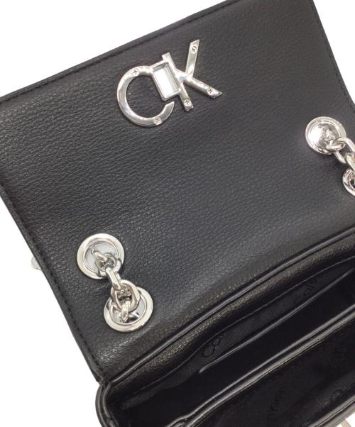 Calvin Klein（カルバンクライン）Calvin Klein (カルバンクライン) ロゴプレートショルダーバッグ ブラック×シルバー 未使用品の古着・服飾アイテム