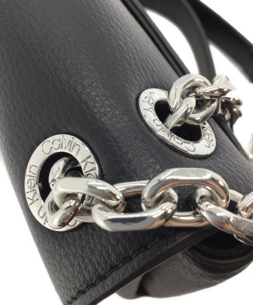 Calvin Klein（カルバンクライン）Calvin Klein (カルバンクライン) ロゴプレートショルダーバッグ ブラック×シルバー 未使用品の古着・服飾アイテム