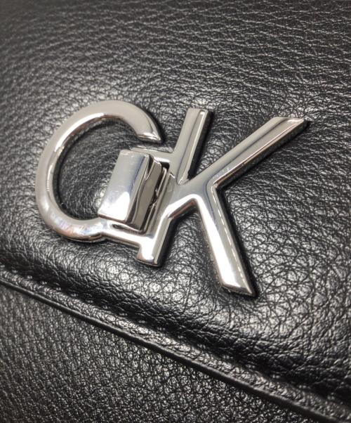 Calvin Klein（カルバンクライン）Calvin Klein (カルバンクライン) ロゴプレートショルダーバッグ ブラック×シルバー 未使用品の古着・服飾アイテム