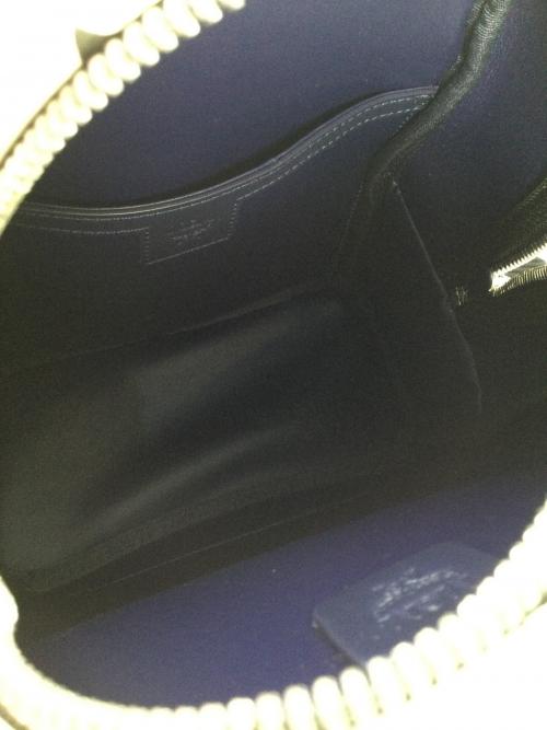 MCM（エムシーエム）MCM (エムシーエム) サイドスタッズ バックパック ホワイトの古着・服飾アイテム