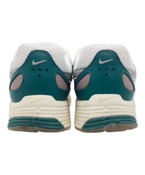 NIKE（ナイキ）NIKE (ナイキ) P-6000 PRM ホワイト×グリーン サイズ:US9、UK8、EUR42.5、cm27、BR40.5、CN270(2.5)の古着・服飾アイテム