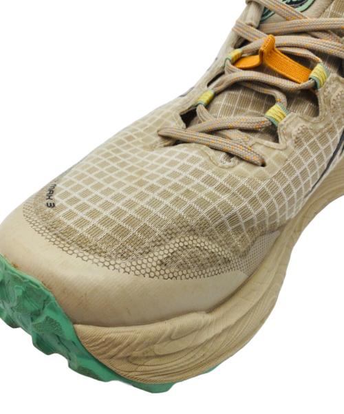 asics（アシックス）asics (アシックス) Trabuco Max 3 ベージュ サイズ:CM27.5、EURO43.5、US9 1/2、UK8 1/2、BR41、CN275(2.5)の古着・服飾アイテム