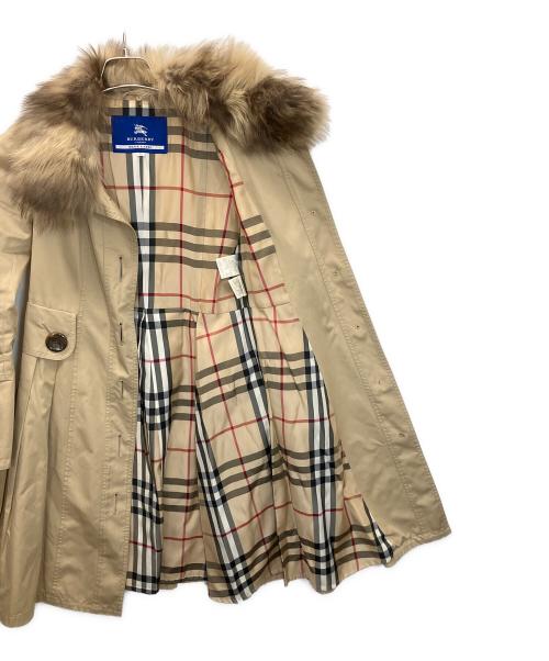 BURBERRY BLUE LABEL（バーバリー ブルー レーベル）BURBERRY BLUE LABEL (バーバリー ブルー レーベル) FRF13-577-40　フォックスファー付トレンチコート ベージュ サイズ:36の古着・服飾アイテム