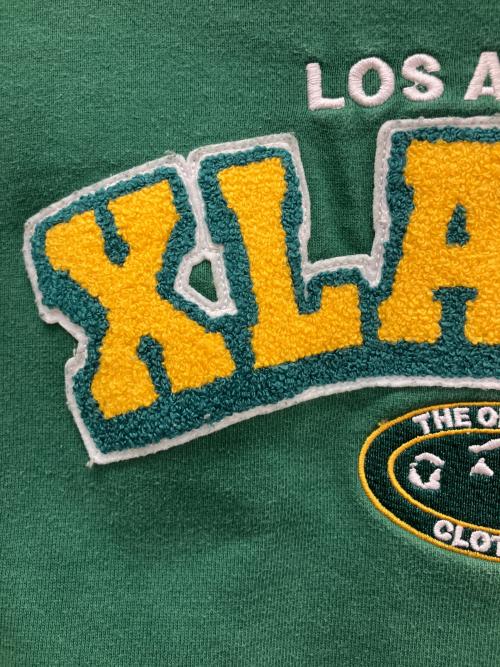 X-LARGE（エクストララージ）X-LARGE (エクストララージ) 101223012007　STRIPED SLEEVE TEAM LOGO CREWNECK SWEAT グリーン×イエロー サイズ:XLの古着・服飾アイテム