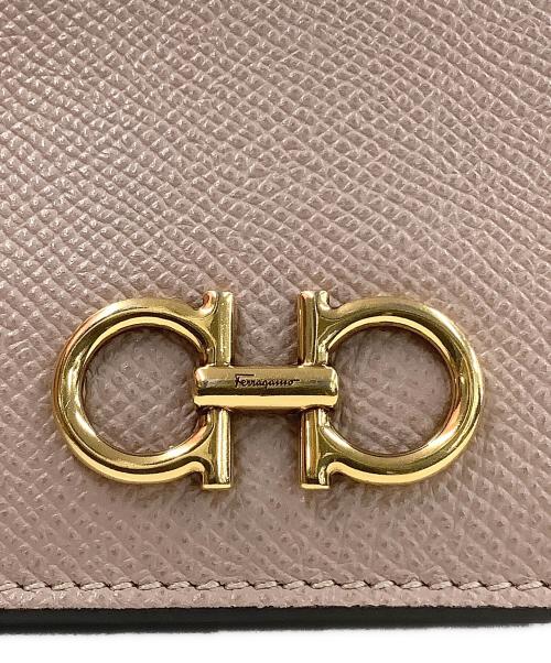 Salvatore Ferragamo（サルヴァトーレ フェラガモ）Salvatore Ferragamo (サルヴァトーレ フェラガモ) 2つ折り財布 ピンク×ゴールドの古着・服飾アイテム